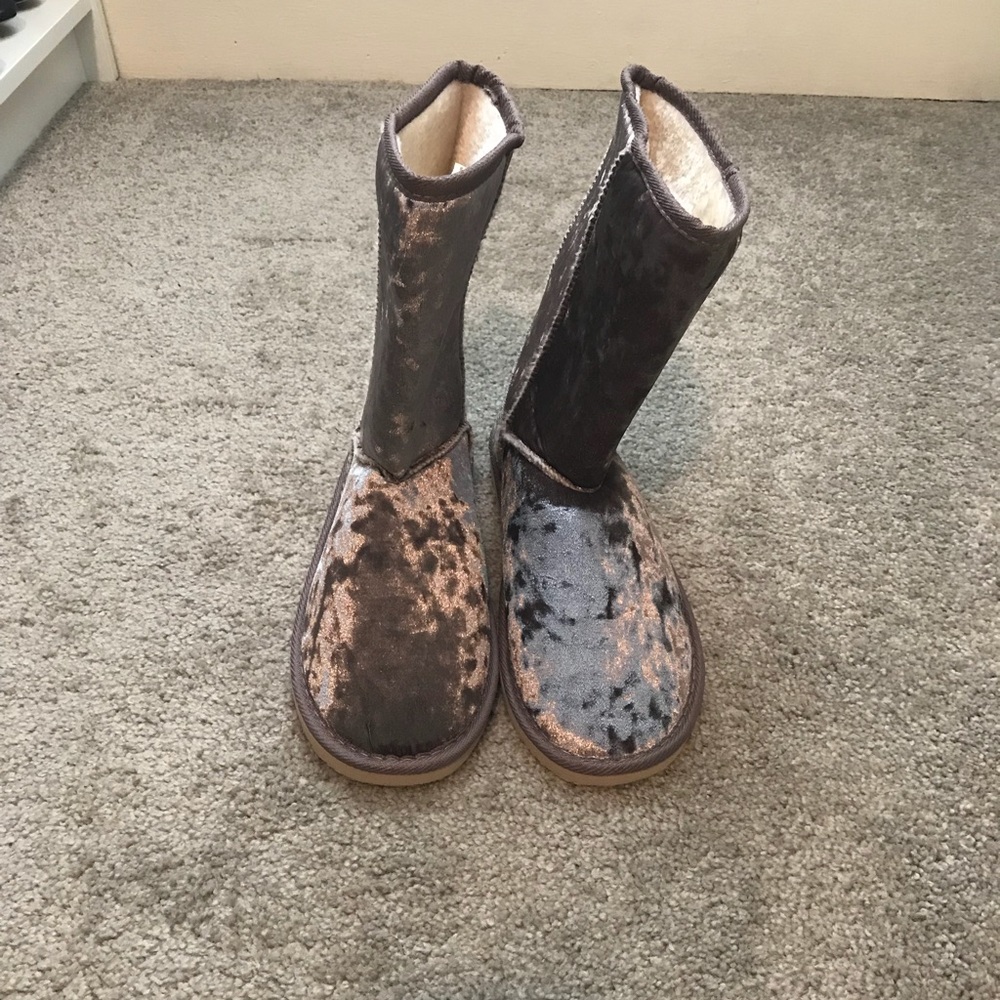 NWT forever 21 ugg style velvet boots